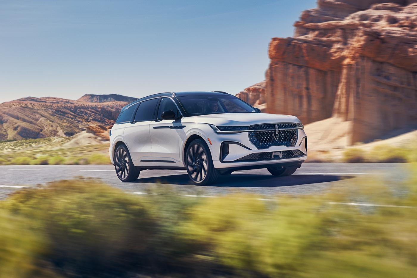 Le Lincoln Nautilus 2024 circulant sur une route dans le désert