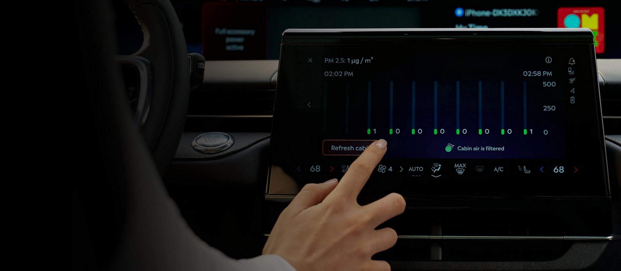 Une femme utilise la fonction de rafraîchissement automatique de l’air du Lincoln Nautilus 2025