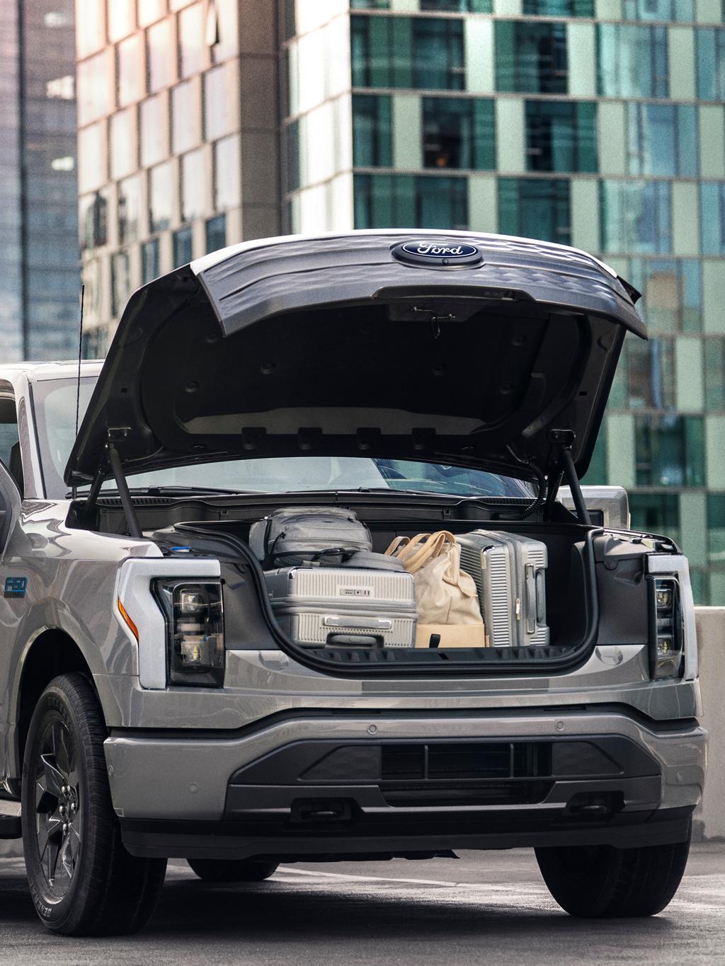 Una camioneta Ford F-150® Lightning® estacionada con la cajuela delantera abierta