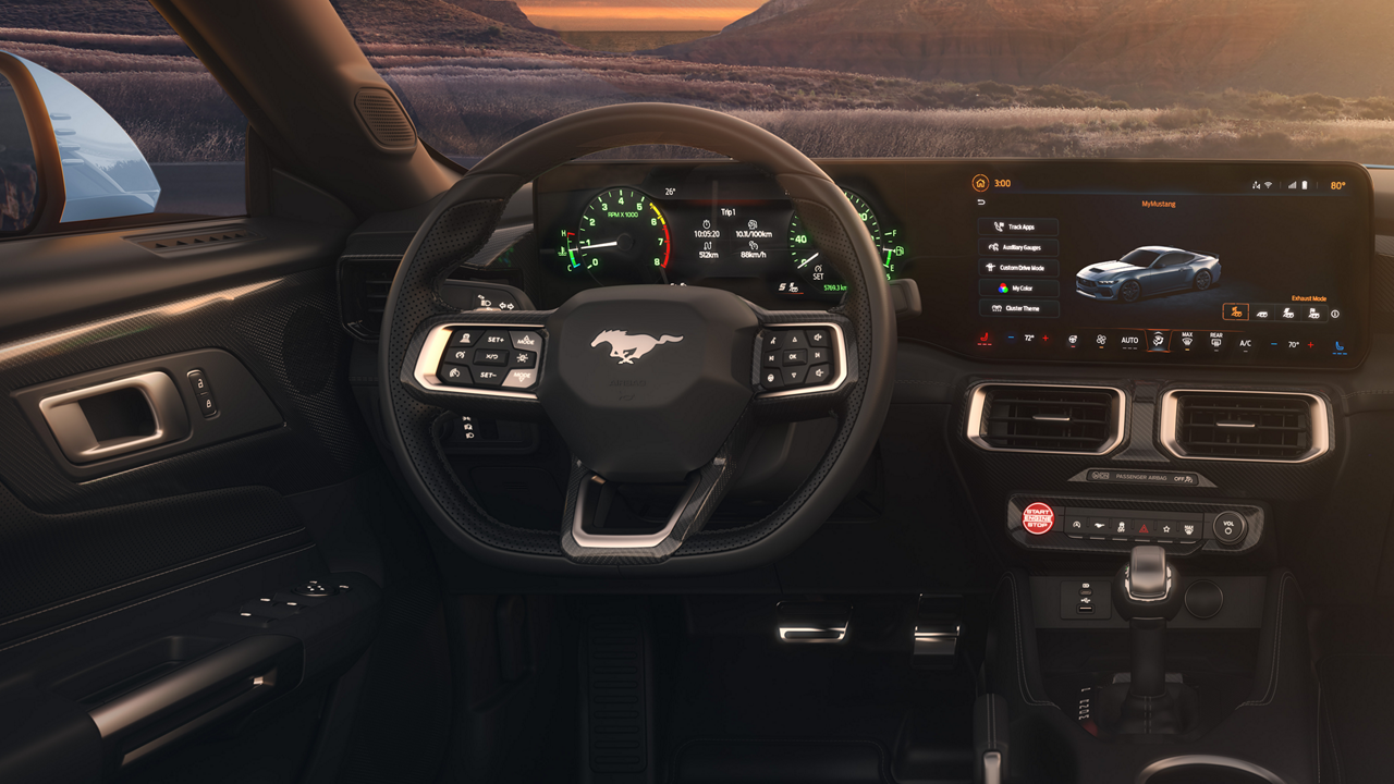 Interior con volante forrado en cuero de Ford  Mustang