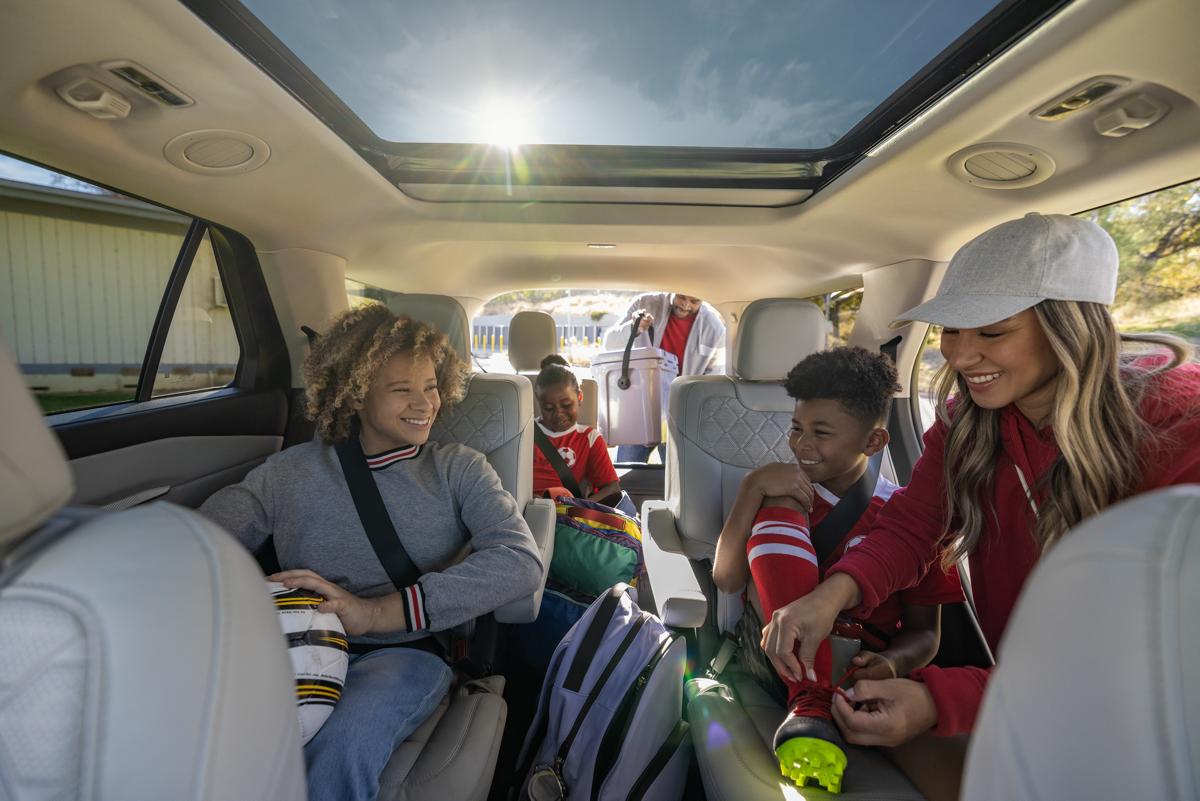 Una familia cargando una SUV Ford Explorer® 2026
