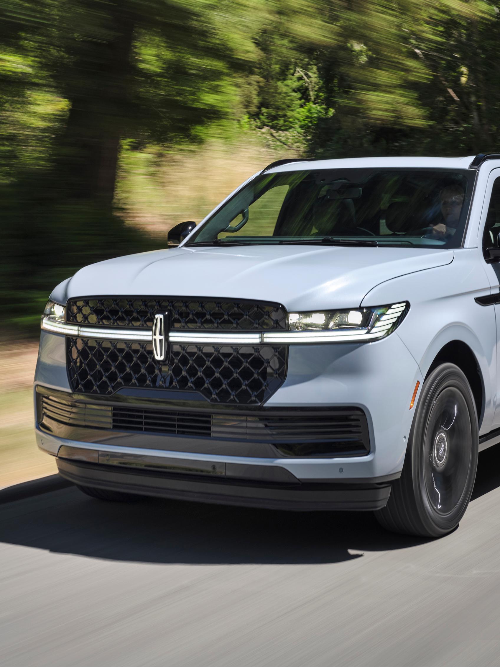 Una SUV Lincoln Navigator® 2026 circulando por un camino rural