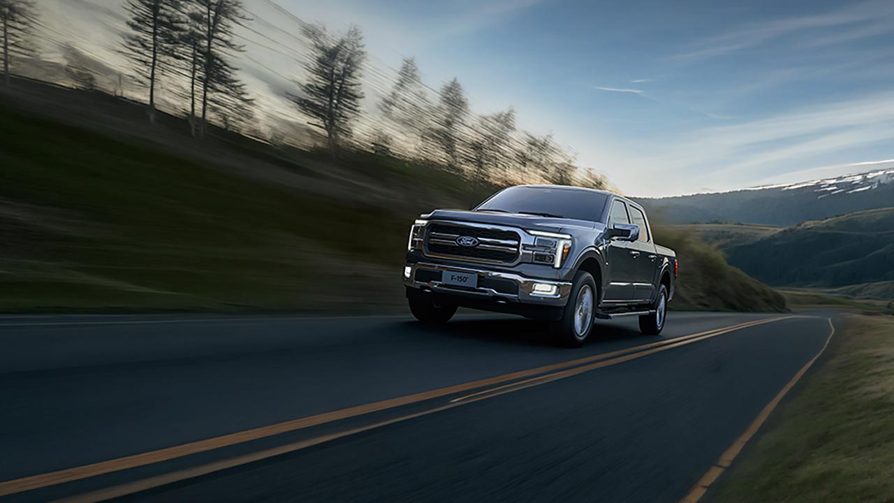 Ford F-150 color gris en movimiento