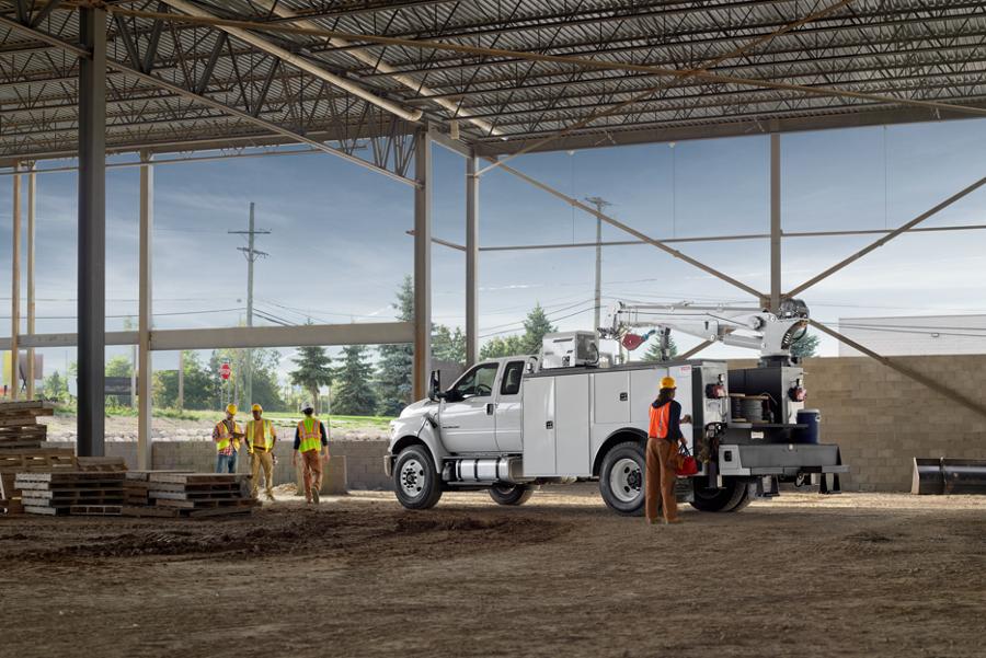 Ford F-750 2025 à cabine double en blanc Oxford aménagé en camion de mécanicien sur un chantier
