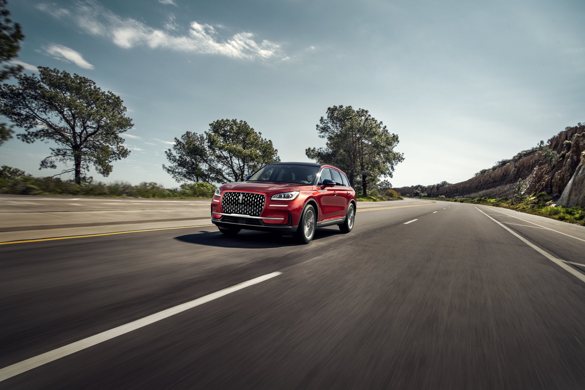 Illustration d’un VUS Lincoln Corsair 2026 circulant sur une route de campagne