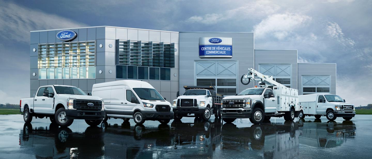 Plusieurs véhicules commerciaux Ford stationnés au centre des véhicules commerciaux Ford