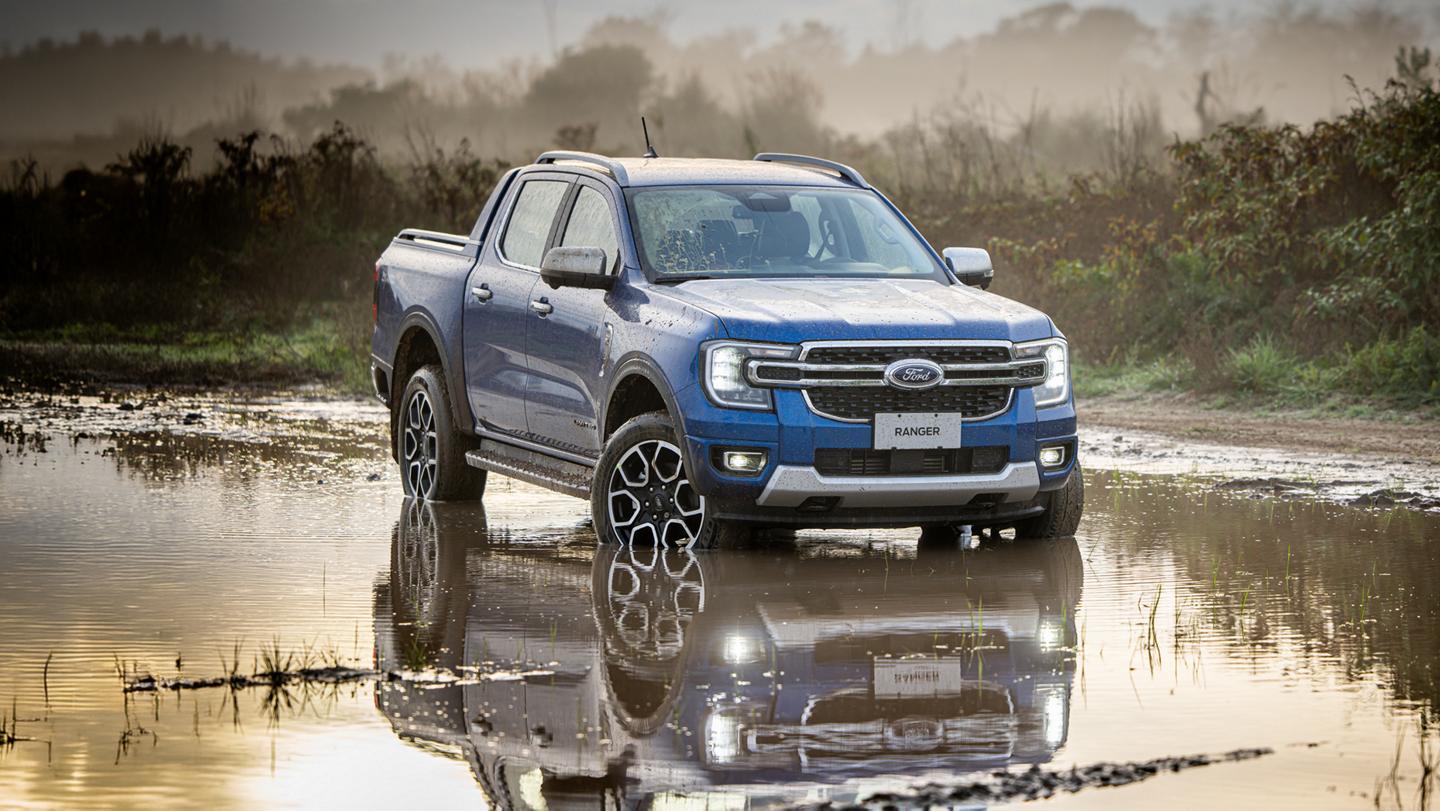 Ford Ranger azul cruzando charco de agua