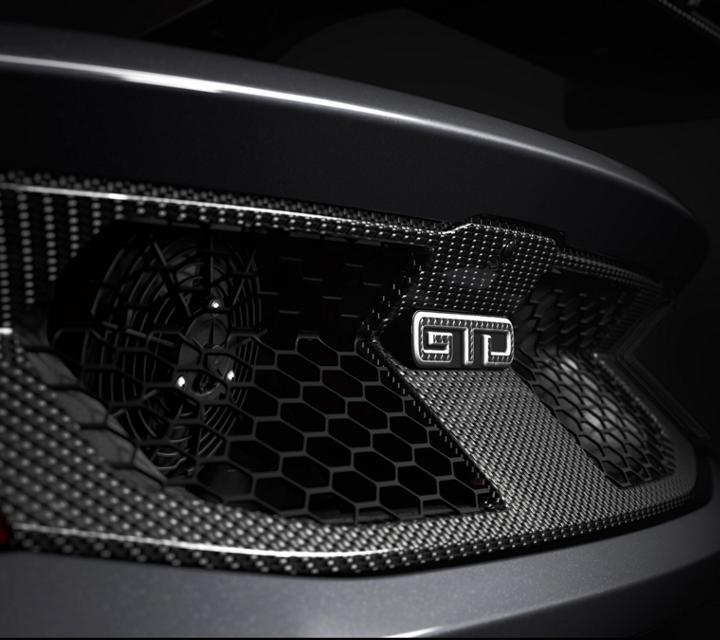 Le couvercle de coffre  ventilé d’une Mustang GTD.