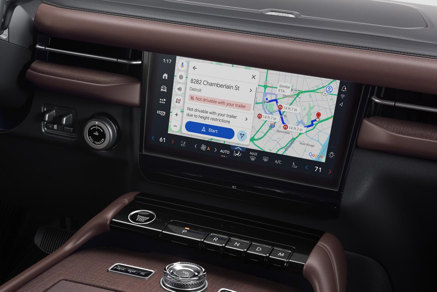 Toma interior de una SUV Lincoln Navigator® 2025 que muestra el mapa de una ruta de remolque en la pantalla