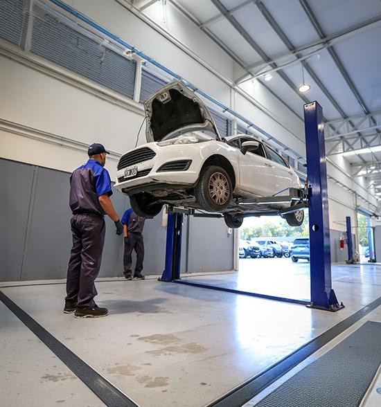 Técnicos trabajan en mantenimiento preventivo para vehículos Ford en Perú