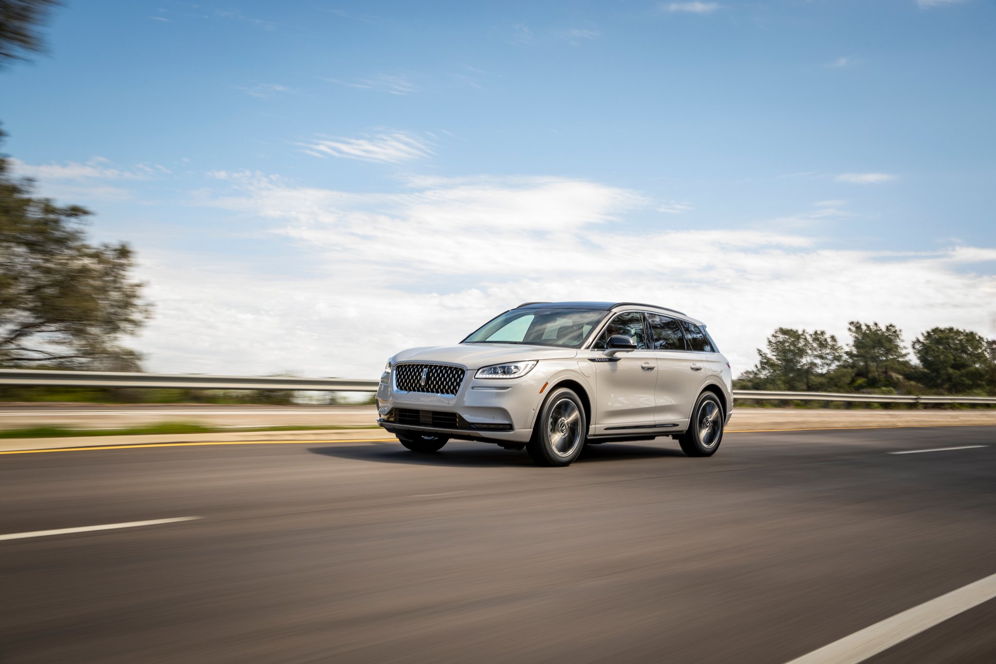 Un Lincoln Corsair Grand Tourisme 2025 hybride rechargeable est conduit à la campagne