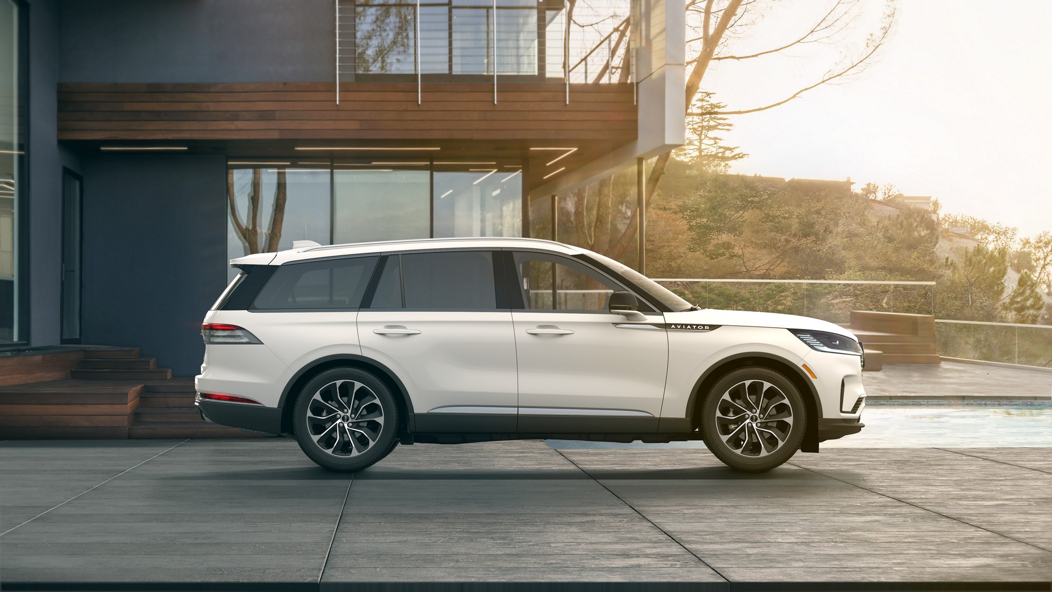 La roue avant droite d’un Lincoln Aviator Ultra 2025 est illustrée