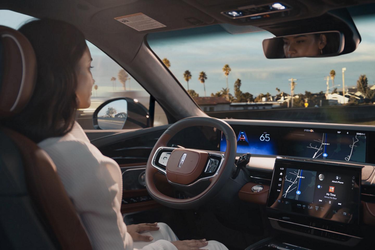 Le conducteur d’un Lincoln Nautilus 2025 utilise la technologie mains libres Lincoln BlueCruise sur une autoroute à chaussées séparées