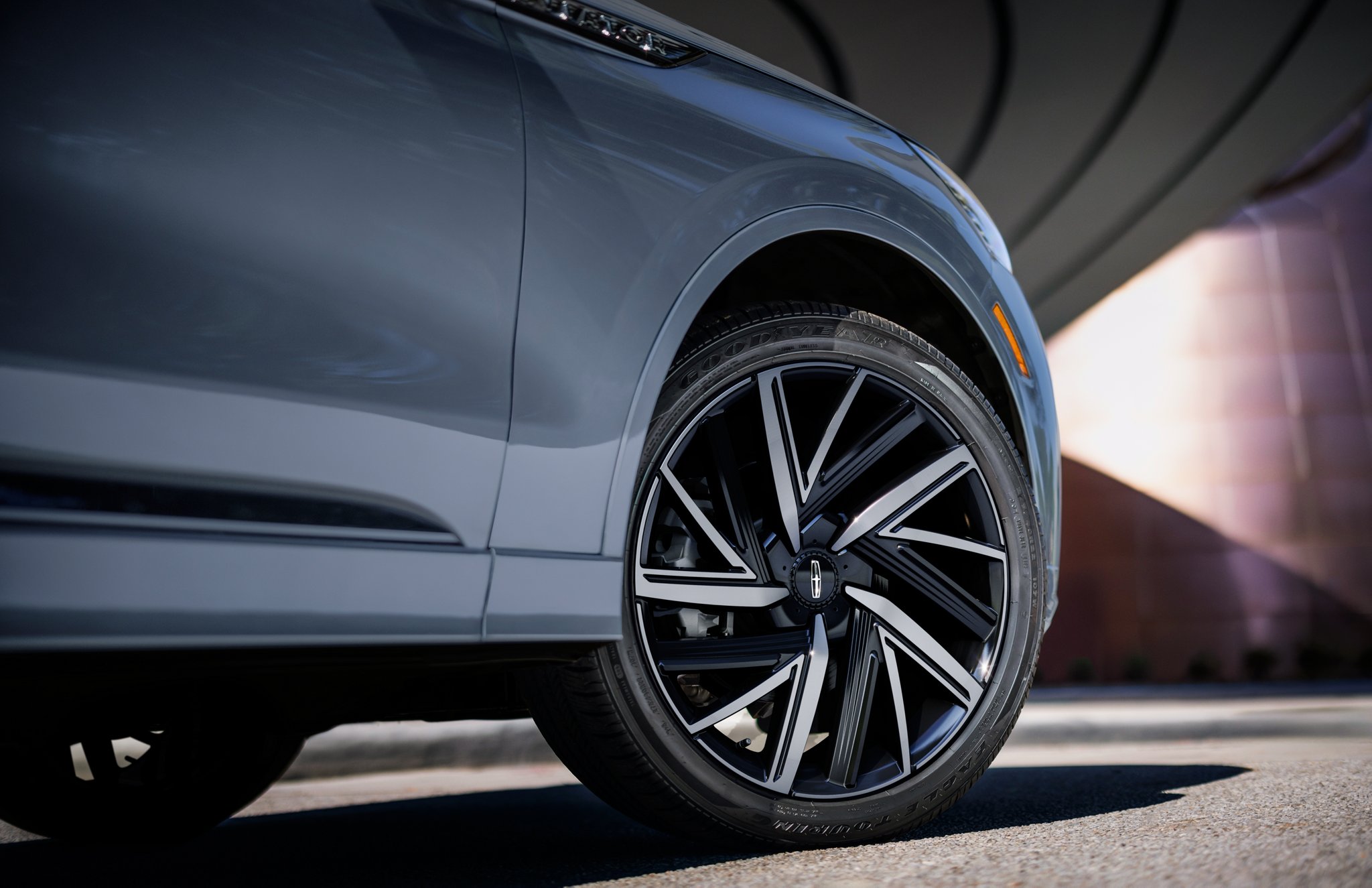 The 22” Bright-Machined Aluminum Wheels with Ebony Painted Pocket are shown on a 2025 Lincoln Black Label Aviator® model.