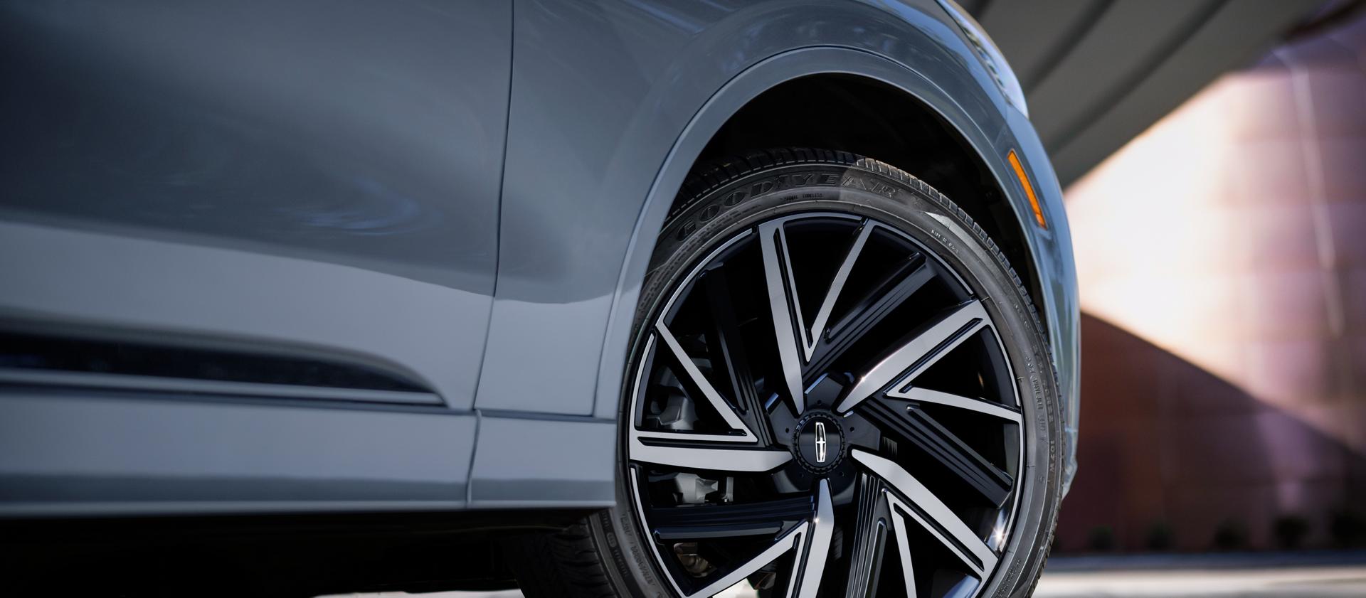 The 22” Bright-Machined Aluminum Wheels with Ebony Painted Pocket are shown on a 2025 Lincoln Black Label Aviator® model