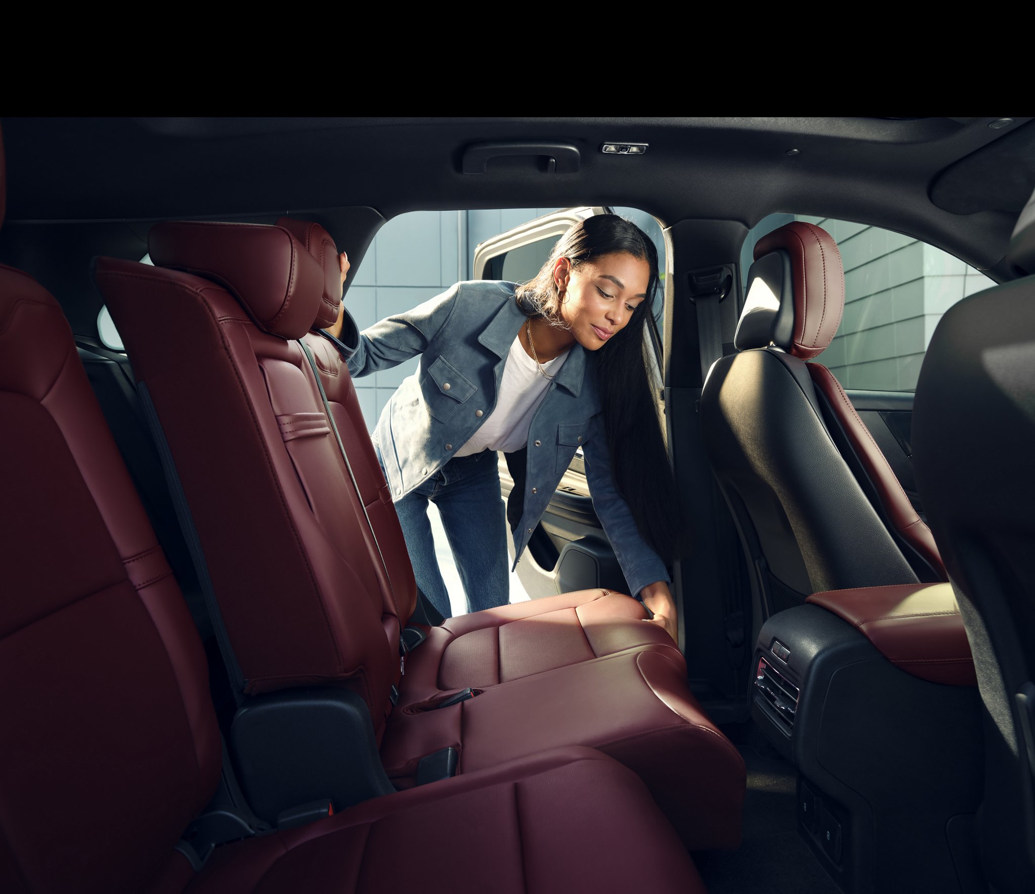 Une femme repositionne les sièges coulissants de la 2e rangée d’un Lincoln Corsair 2026