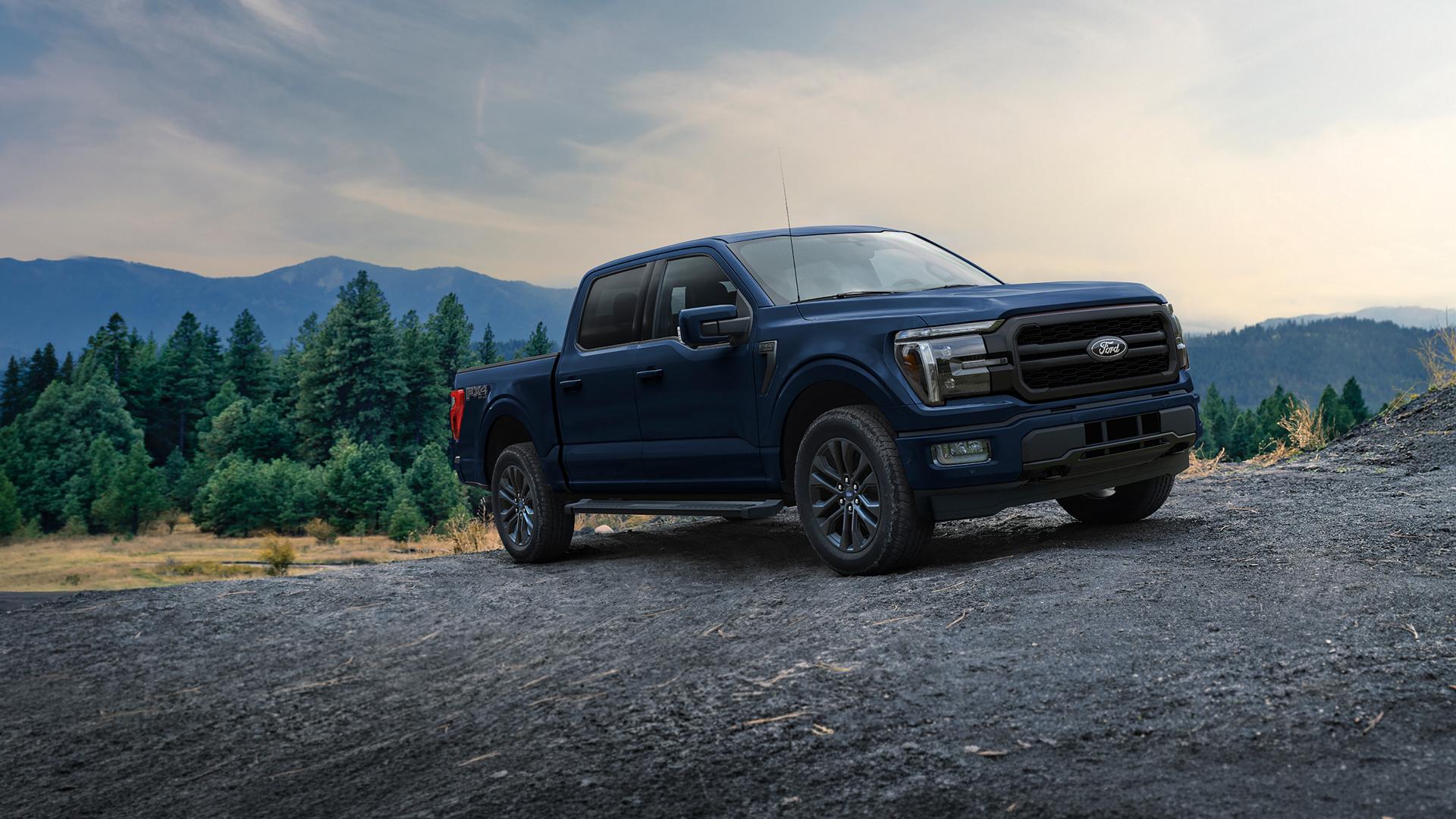 Ford F-150 color blanco estacionada en entorno natural