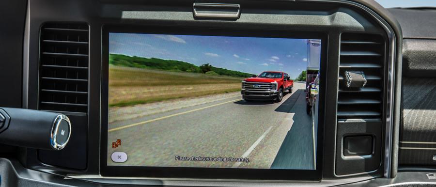 Gros plan de la fonction de couverture de la remorque sur l’écran d’affichage