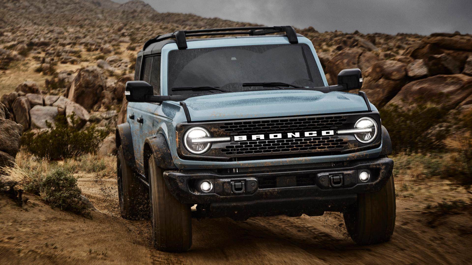 Un VUS Ford Bronco® 2025 circulant sur un sentier de terre dans le haut désert