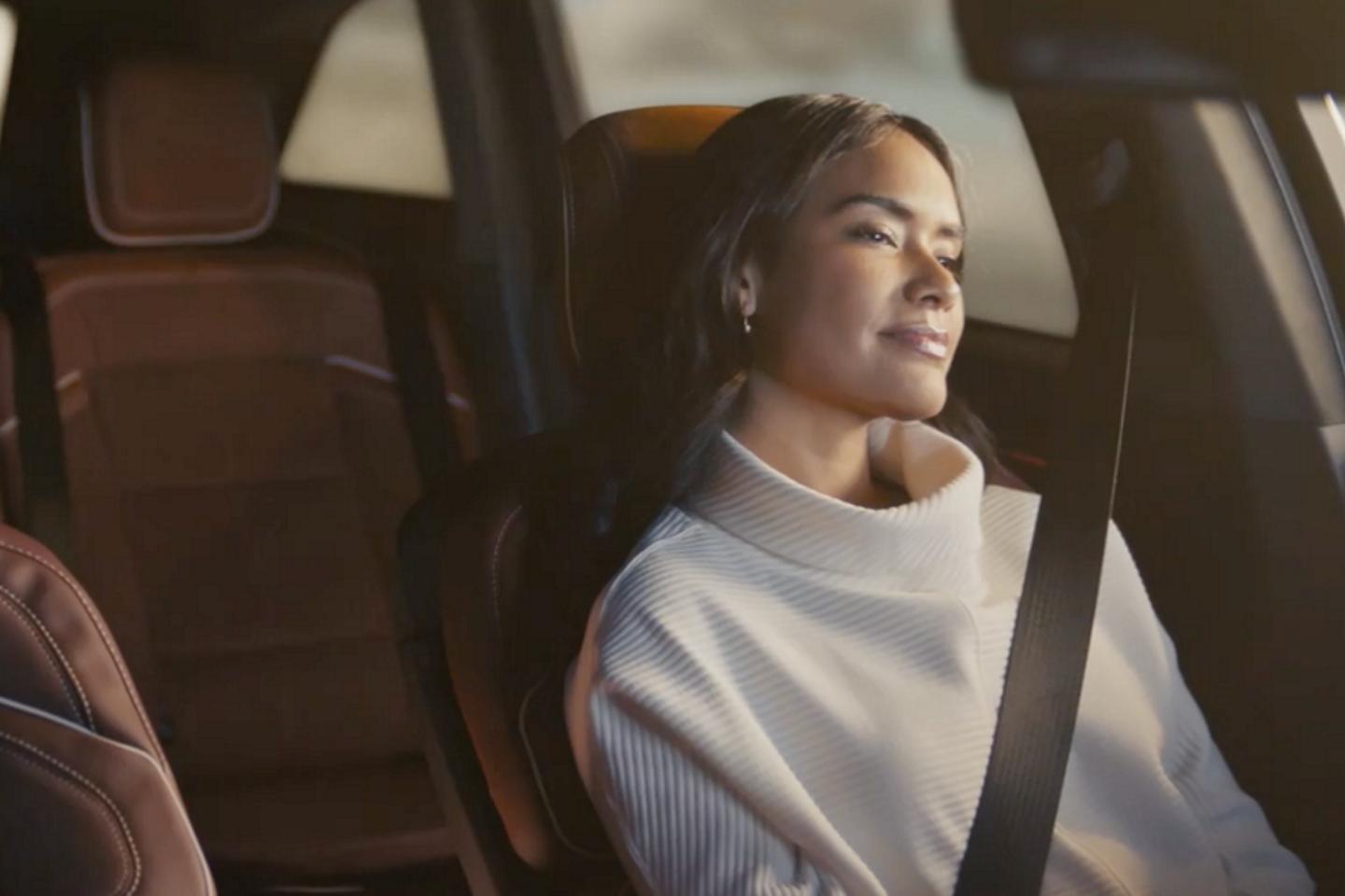 Le conducteur d’un Lincoln Black Label Nautilus 2025 stationné prend un moment de détente