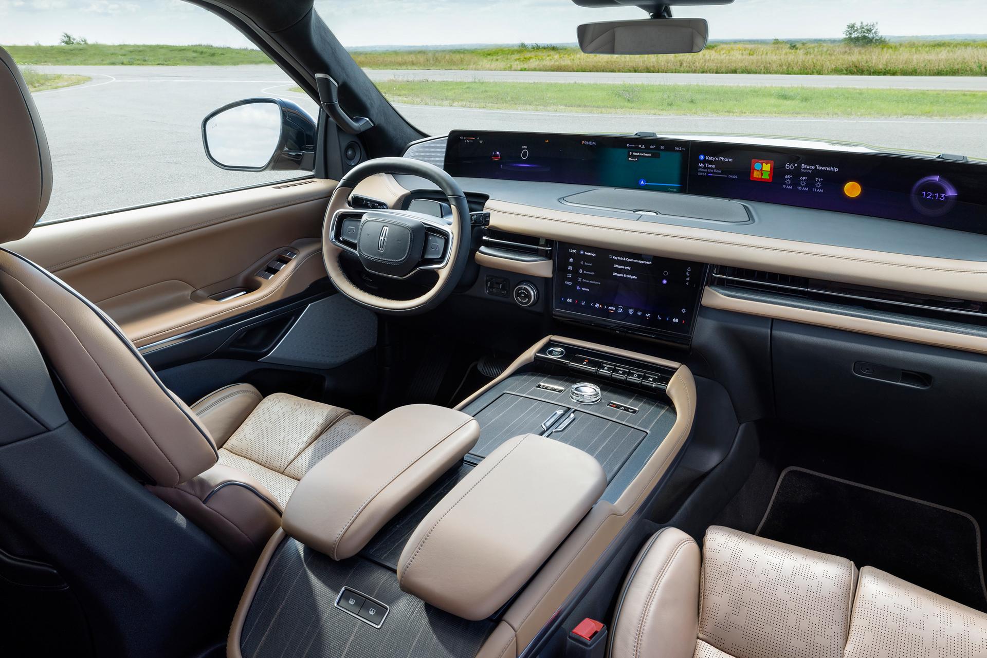 El interior de una SUV Lincoln Black Label 2026 con una secuencia de Lincoln Rejuvenate que se muestra en la pantalla panorámica