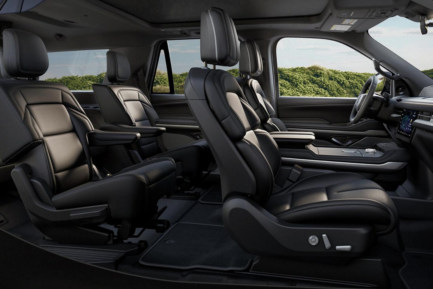 Los asientos delanteros en la posición perfecta en el interior oscuro del paquete de apariencia Jet disponible