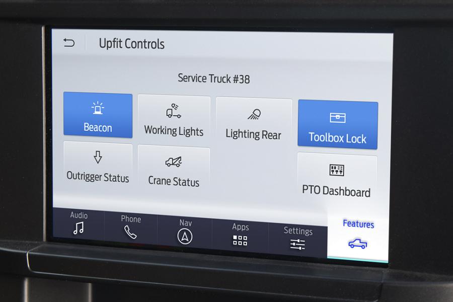 Gros plan de l’écran d’affichage tactile central montrant les commandes d’aménagement