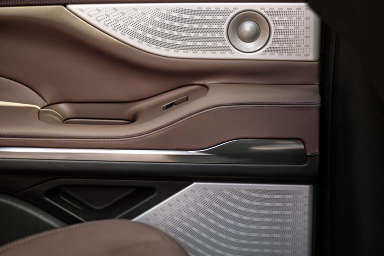 Primer plano del patrón cortado con láser en la bocina Revel® dentro de una Lincoln Navigator® Black Label 2026