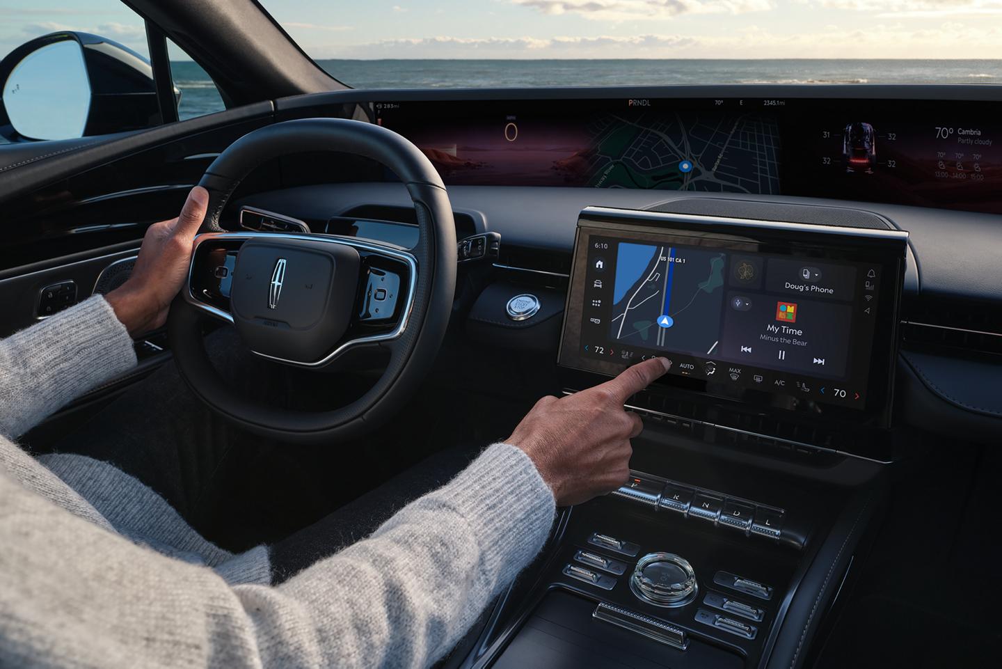 Le conducteur d’un Lincoln Nautilus 2025 interagit avec la nouvelle expérience numérique Lincoln