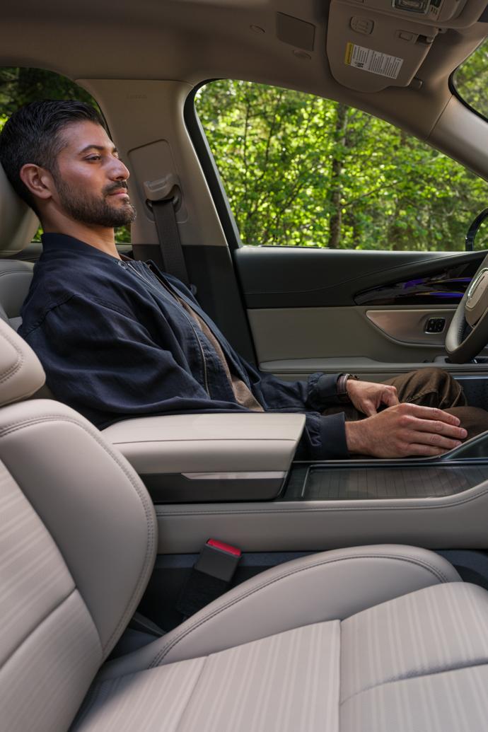 Une personne assise dans un VUS Lincoln Nautilus 2026 stationné profite de l’expérience Lincoln Rejuvenate