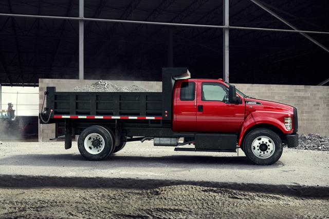Ford F-650 2025 à cabine double illustré en rouge course avec un aménagement de camion à benne