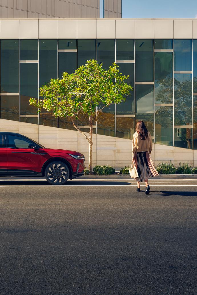 Une femme se dirige vers un Lincoln Nautilus 2025