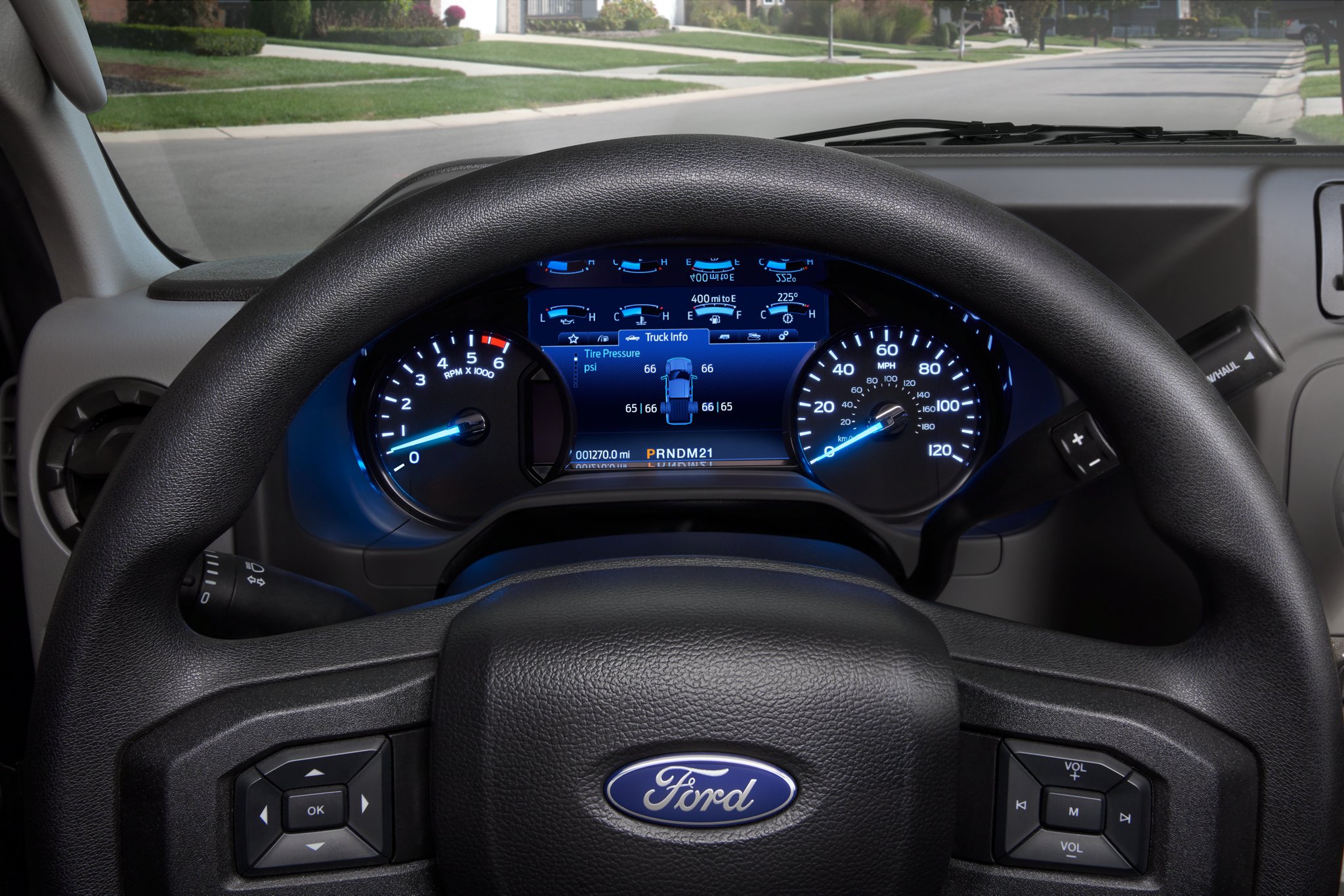 Gros plan sur le Centre des messages électroniques du fourgon tronqué Ford série E 2025