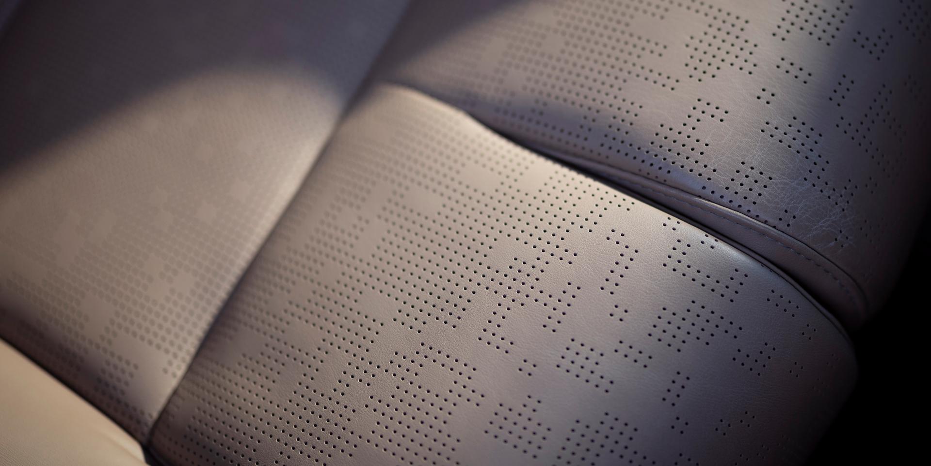 Primer plano del asiento con diseño perforado de una Lincoln Black Label Navigator® 2026 con el tema Enlighten