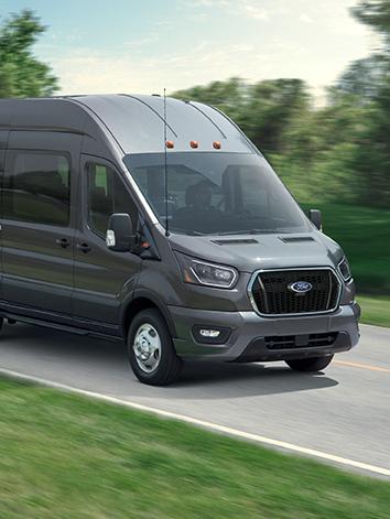 Una van Ford Transit® 2026 andando por una carretera