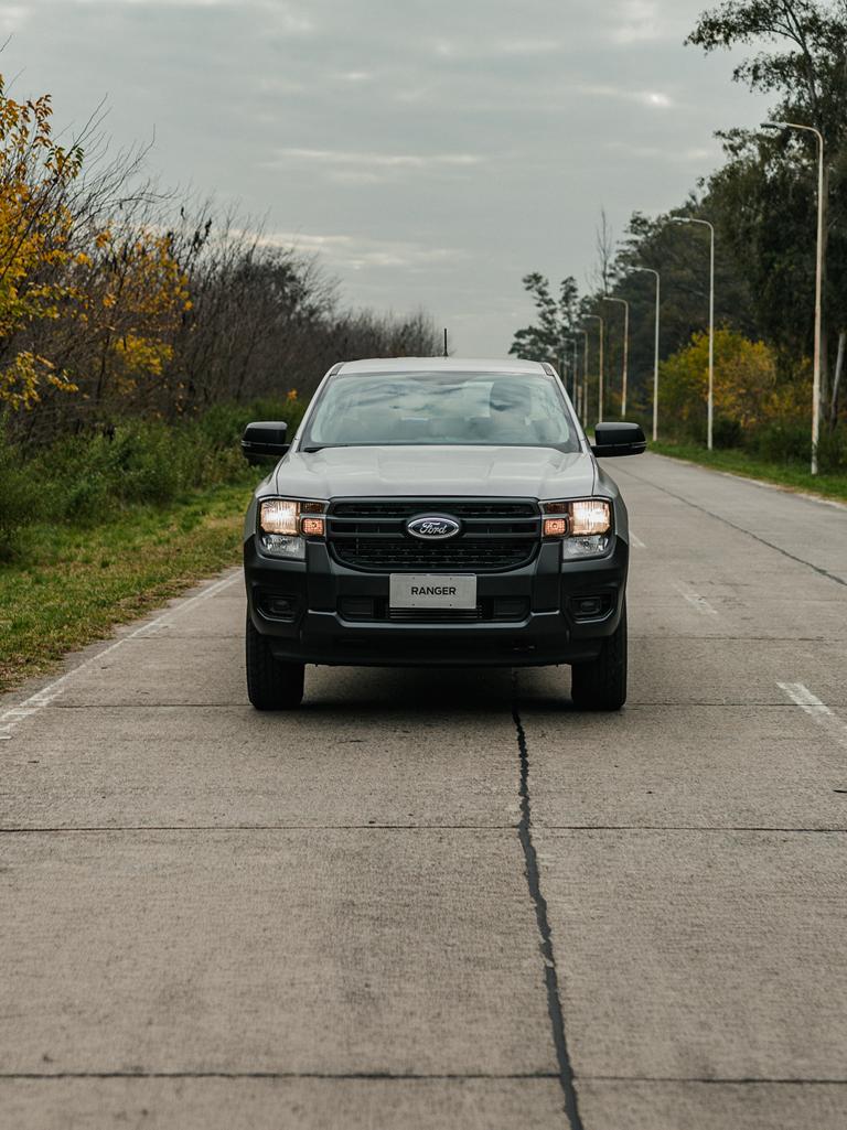 Ford Ranger de frente en la ruta