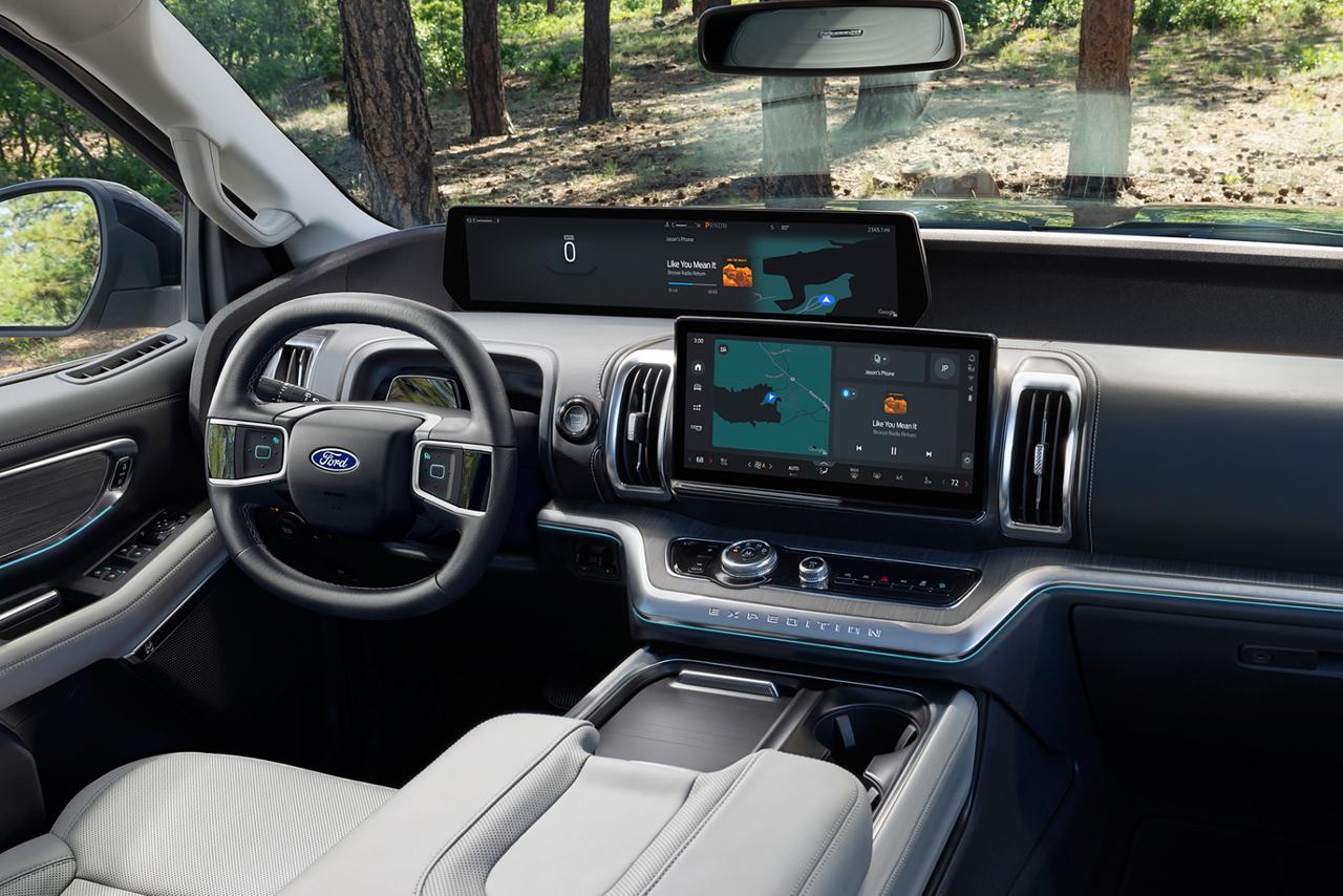 2027 Ford Expedition® SUV 24-inch panoramic display and 13.2-inch center display