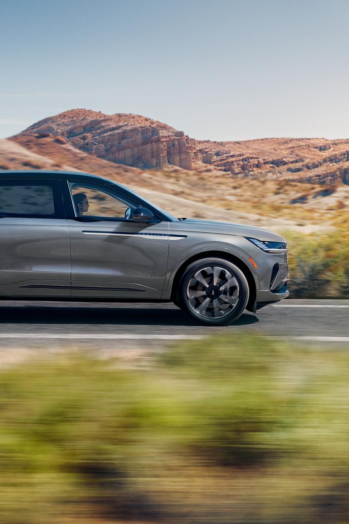 Le Lincoln Nautilus 2026 circule sur une route