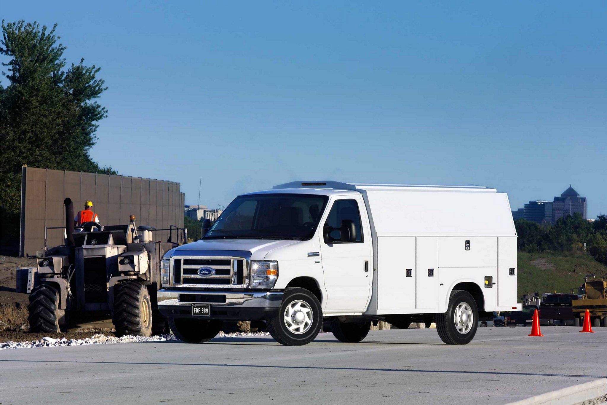 Fourgon tronqué à roues arrière simples Ford série E 2025 avec carrosserie modifiée d’entrepreneur