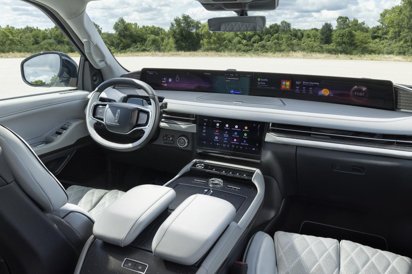 La pantalla panorámica de 48 pulgadas se extiende por el ancho del interior de una SUV Lincoln Navigator® 2025