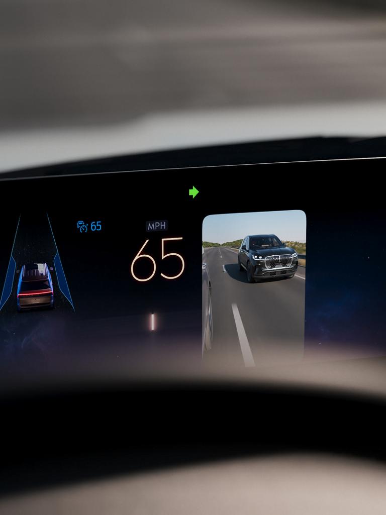 Una Lincoln Navigator 2026 circulando por una autopista con zonas azules de manos libres