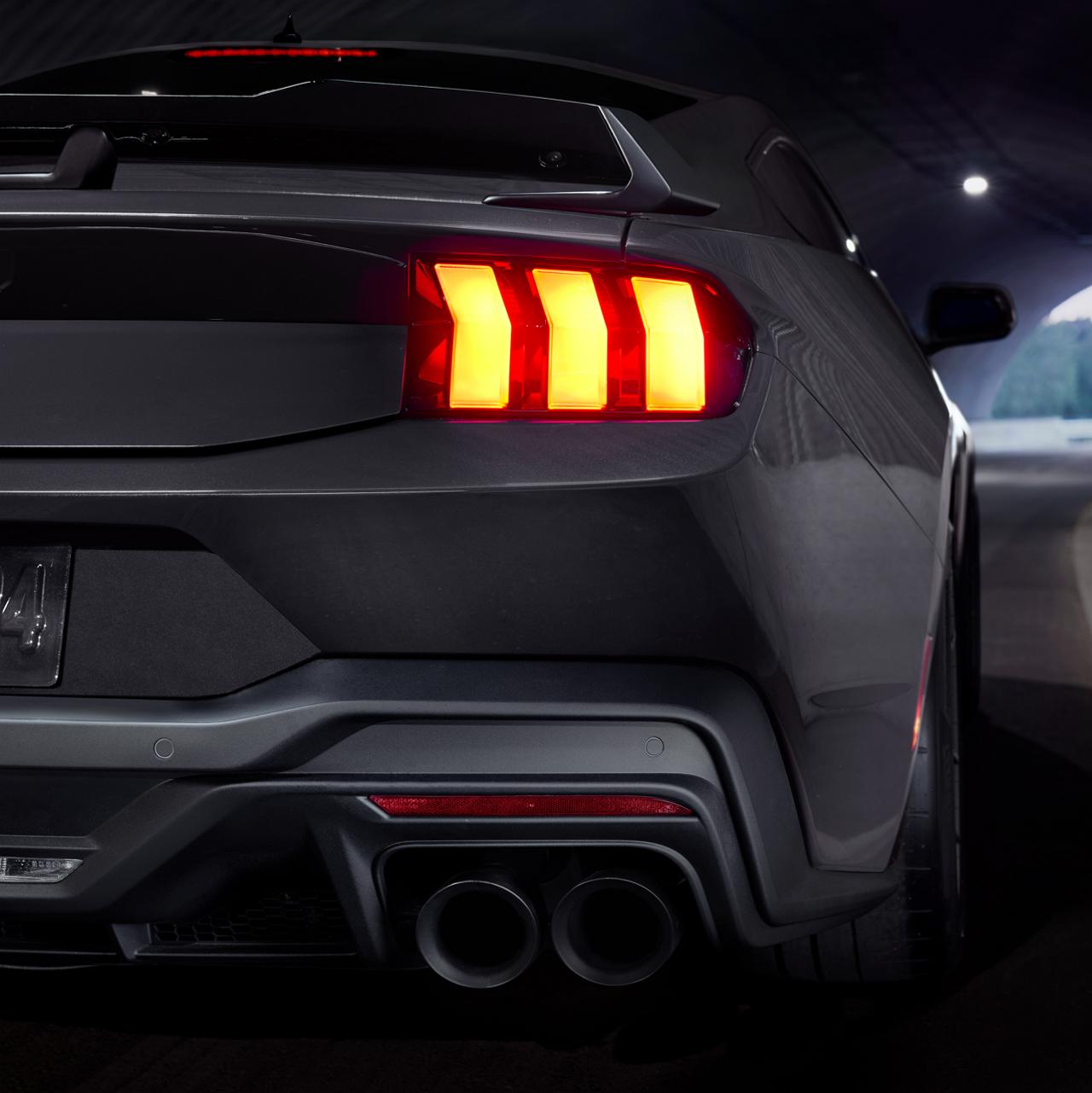 Ford Mustang con escape de salida cuádruple
