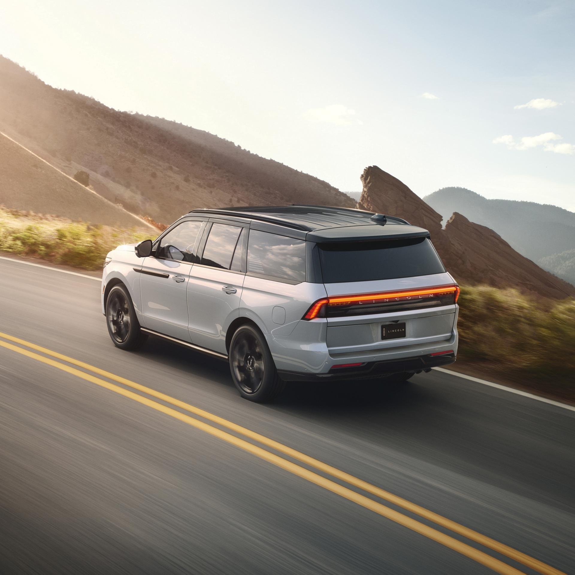 La Lincoln Navigator® Black Label 2026 con elementos de diseño en negro que vienen con el paquete de edición especial disponible