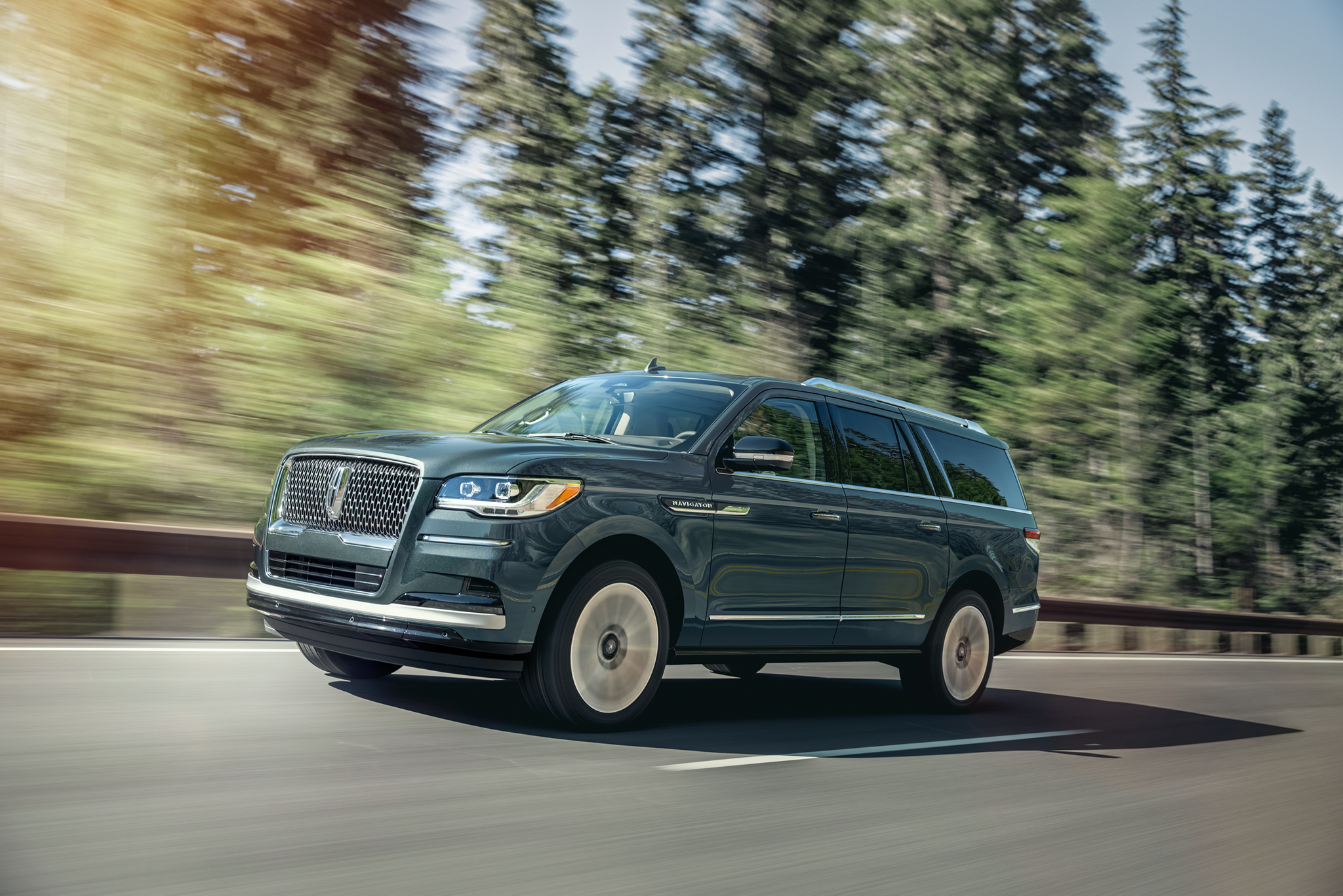 Le Lincoln Navigator 2023 sur une route