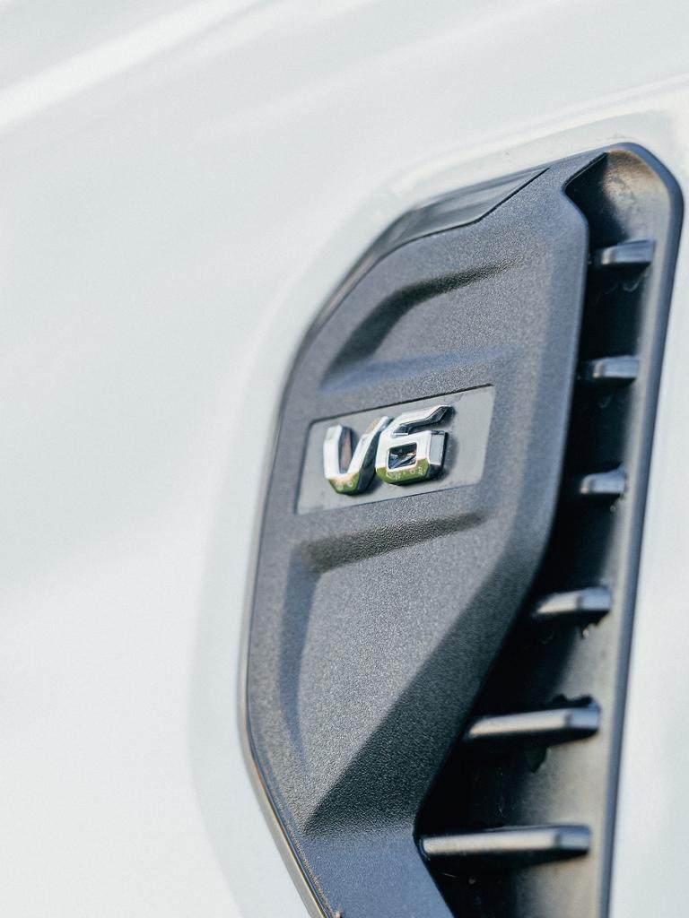 Ventila de motor con insignia V6