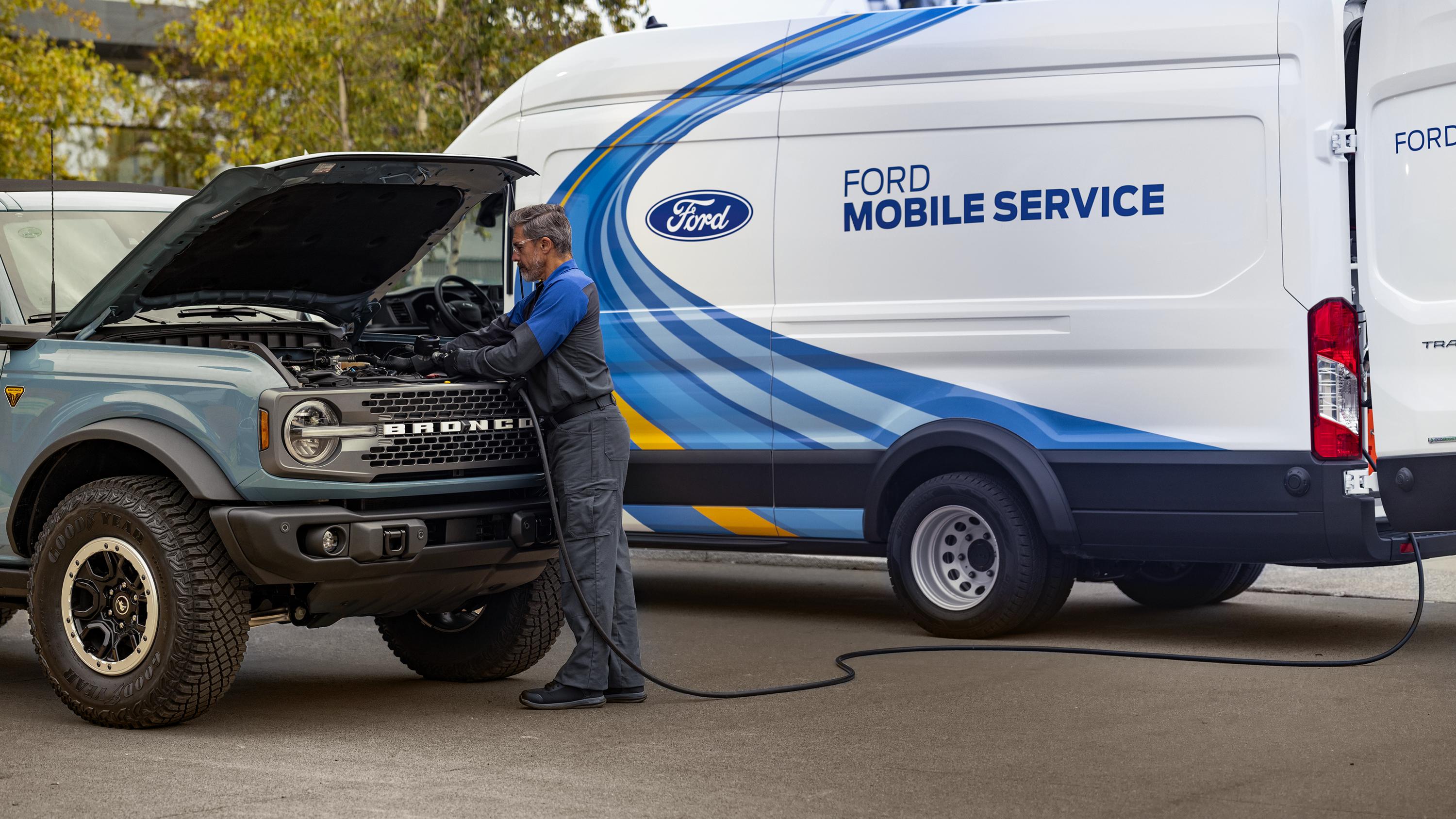 Un técnico del Servicio Móvil de Ford trabajando en una Ford Bronco®