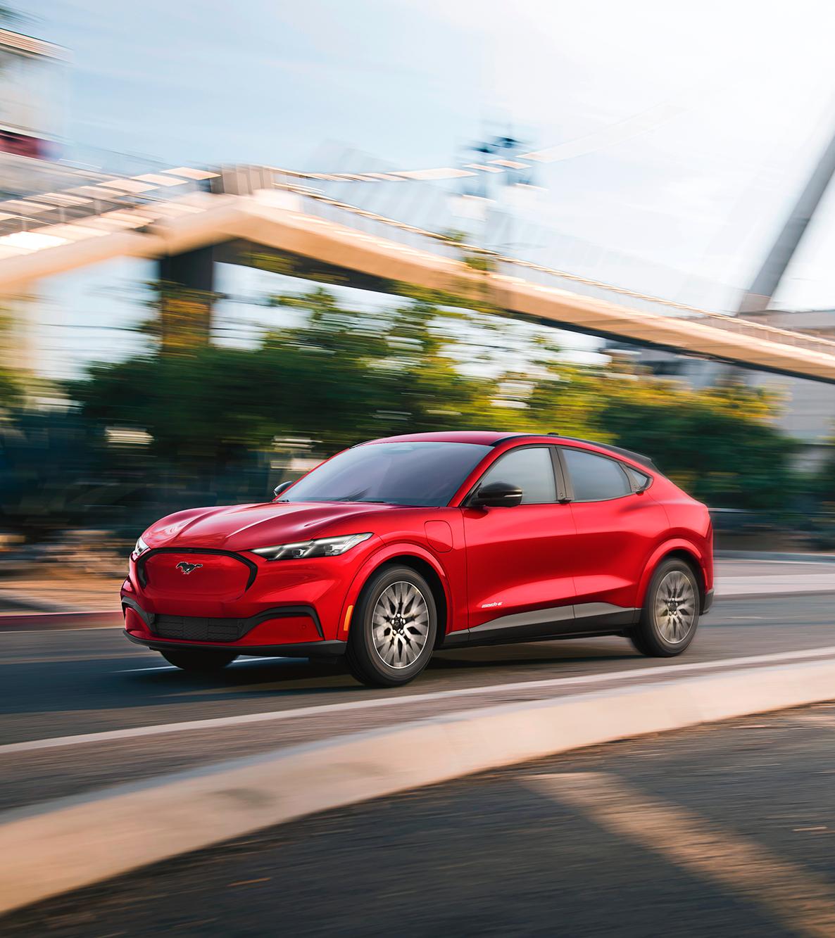 Una Mustang Mach-E® 2026 andando por una calle