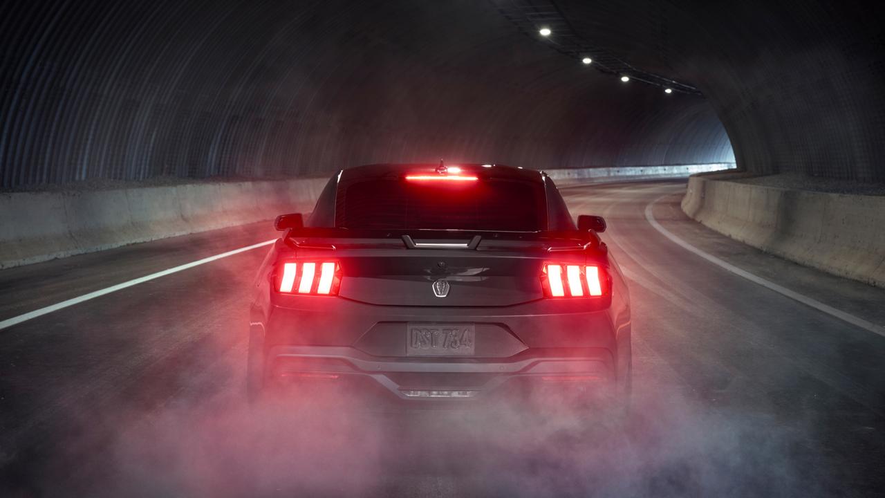 Vista trasera de Ford Mustang en un túnel