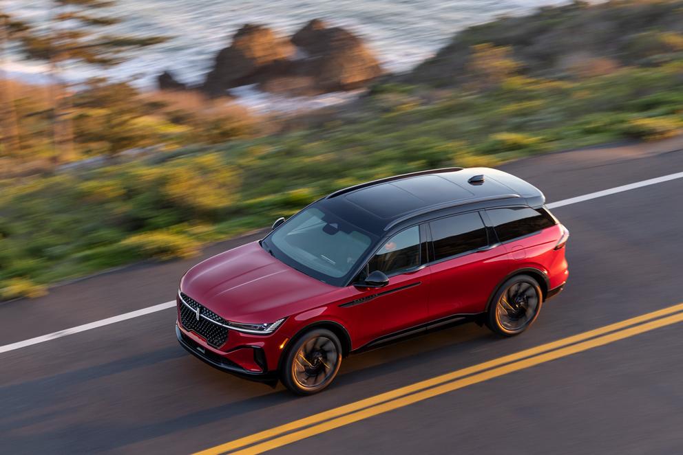 A 2026 Lincoln Nautilus featuring a black-painted roof