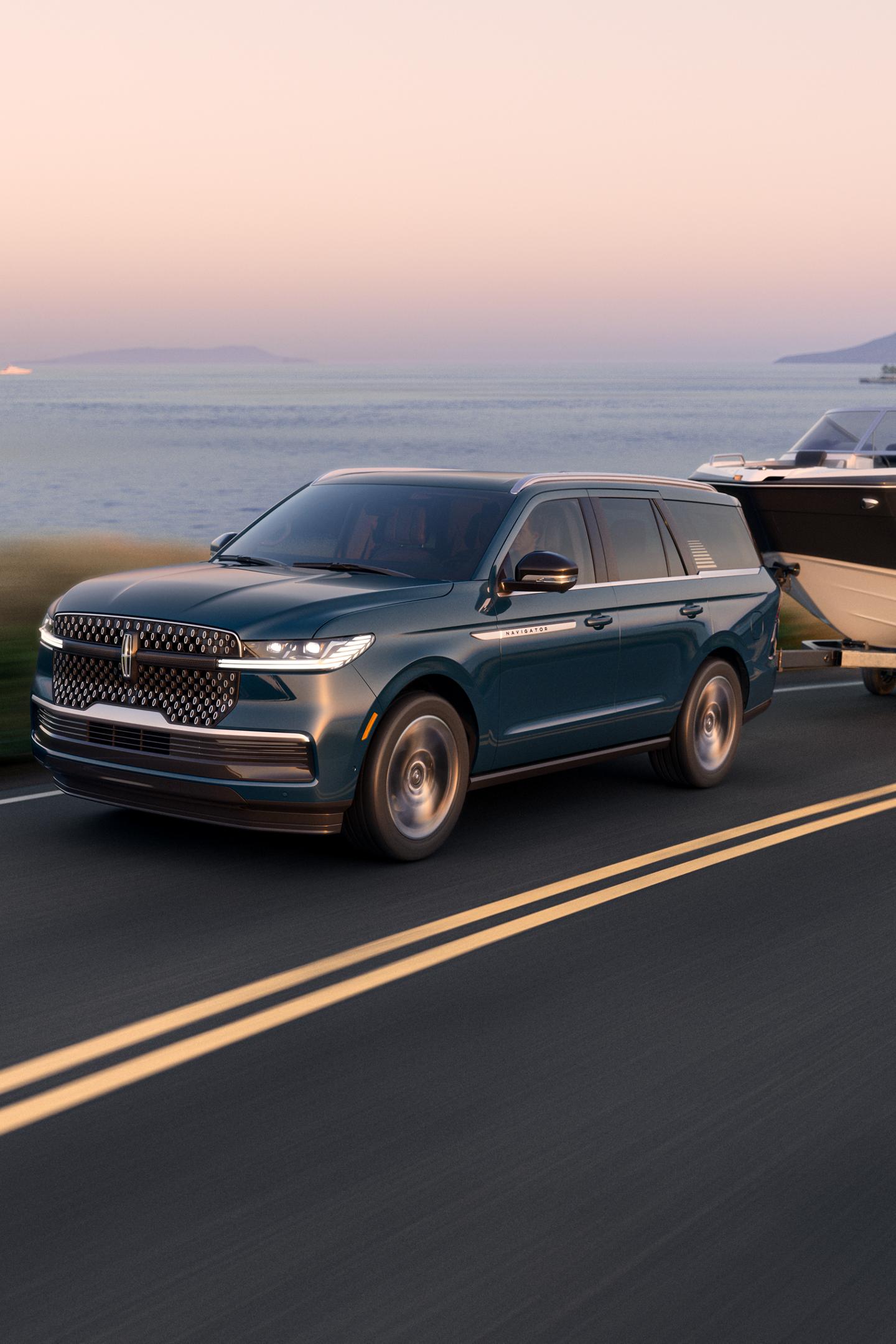 A 2025 Lincoln Navigator® SUV tows a large boat